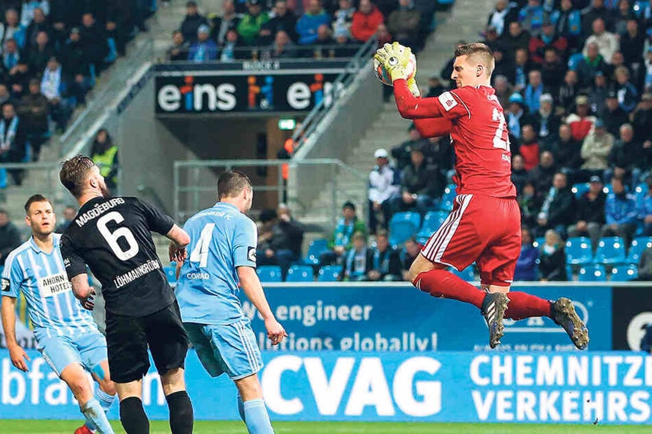 Beim 1:1 gegen den 1. FC Magdeburg im April hielt Kevin Kunz (r.) für seinen CFC nicht nur diesen Ball, sondern auch einen Punkt fest.