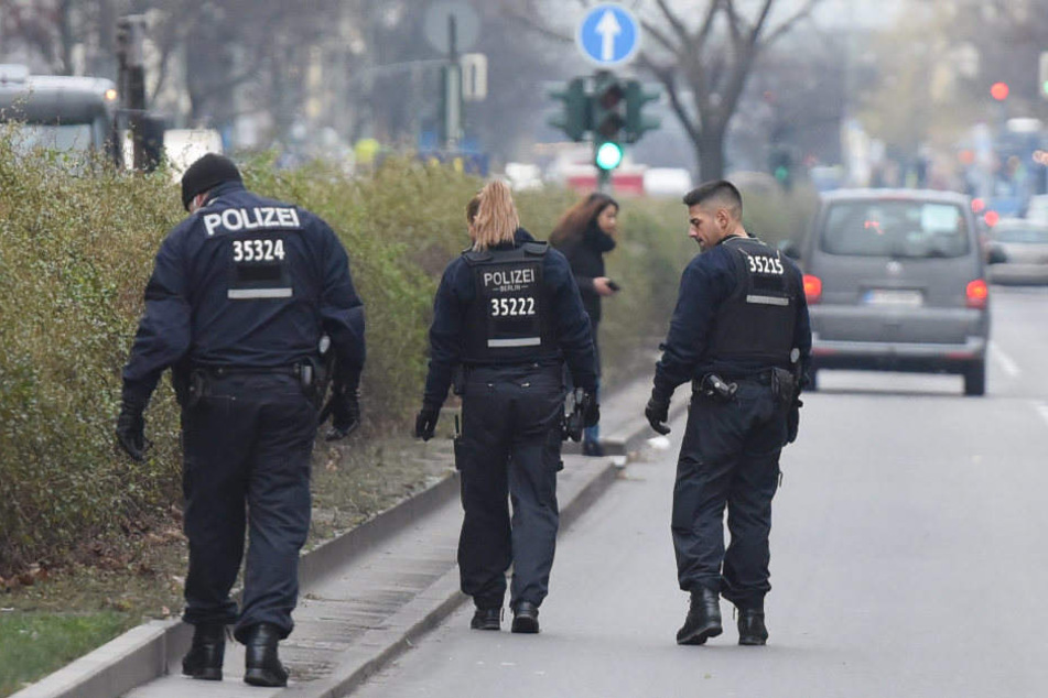 Polizisten untersuchen das Gebiet.