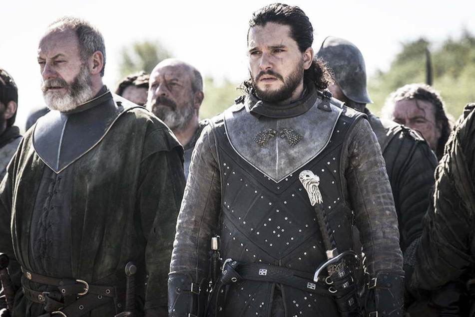 Jon Schnee alias Aegon Targaryen (r., Kit Harington) und Ser Davos Seewert (Liam Cunningham) durchleben ein Wechselbad der Gefühle.
