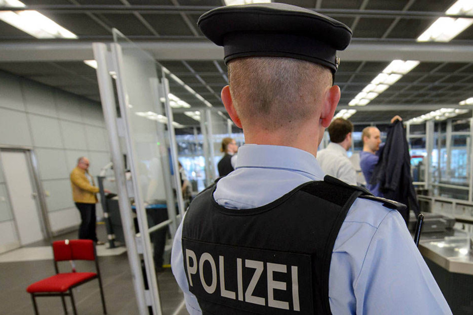 Die Bundespolizei musste am Flughafen Dresden einem aufgebrachten Mann Handschellen anlegen.