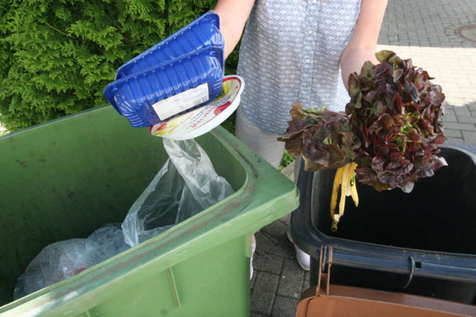 Plastik, Metall und Co. gehören nicht in den Biomüll (Symbolfoto).