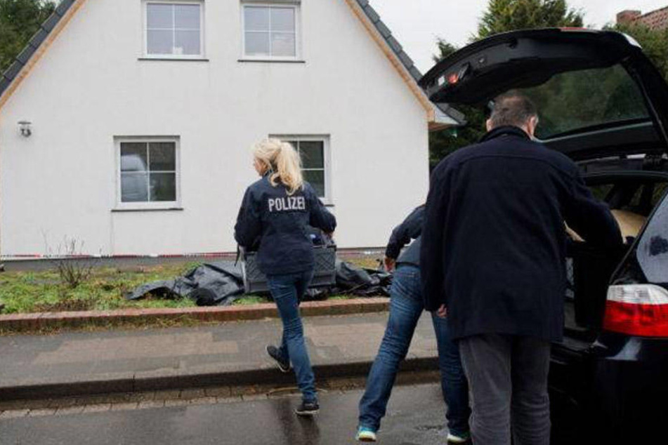 Kriminalpolizisten vor dem Haus des Lehrers in Celle. Der 55-Jährige wurde erschlagen in seinem Keller gefunden.