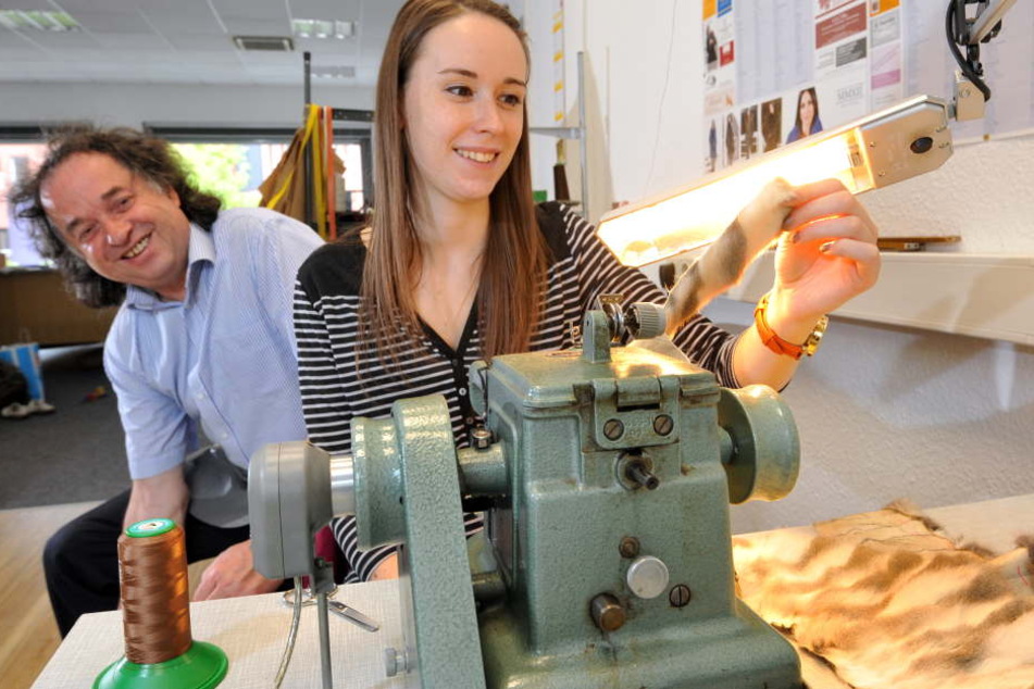 Seltenes Handwerk in Chemnitz: Isabelle Ahlefeld hat die Kunst von Vater Charles gelernt und übernommen. Die Werkstatt an der Hartmannstraße 5a ist am Wochenende geöffnet.