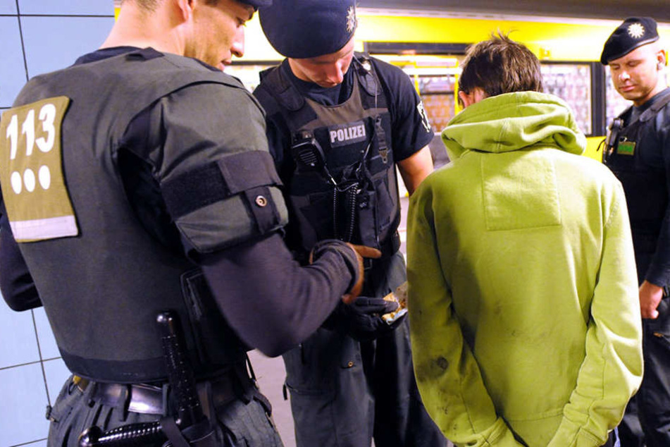 Als die Beamten die Jugendlichen festnehmen wollte, rannte der 18-Jährige los. (Symbolbild)