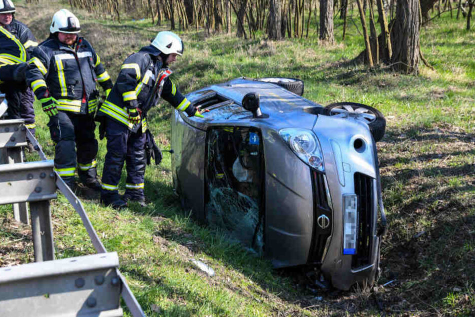 Das Auto überschlug sich nach dem spektakulären Überbrücken der Leitplanke.