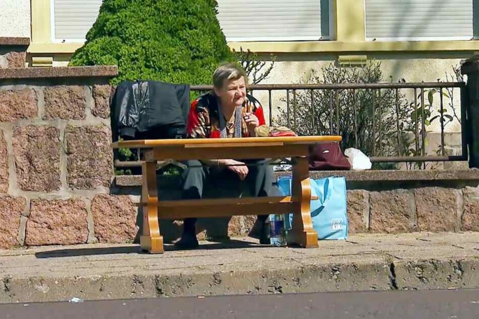 Weil sie tagsüber nicht in die Obdachlosenunterkunft darf, verbringt Karin Ritter den Tag rauchend und pöbelnd auf der Straße.