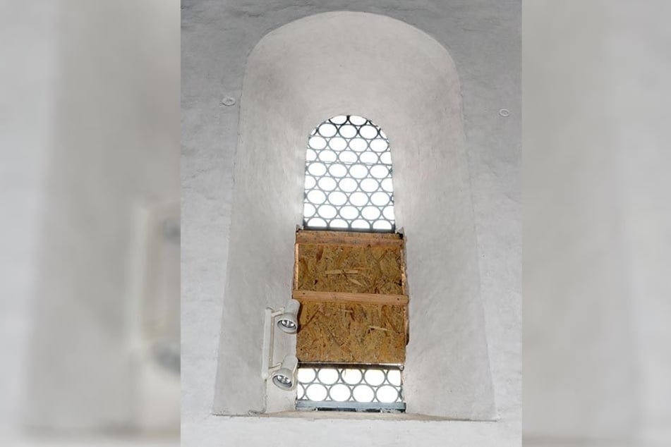 Hier drang der Vandale in die Kirche ein: Das eingeschlagene Bleiglasfenster wurde notdürftig "geflickt".