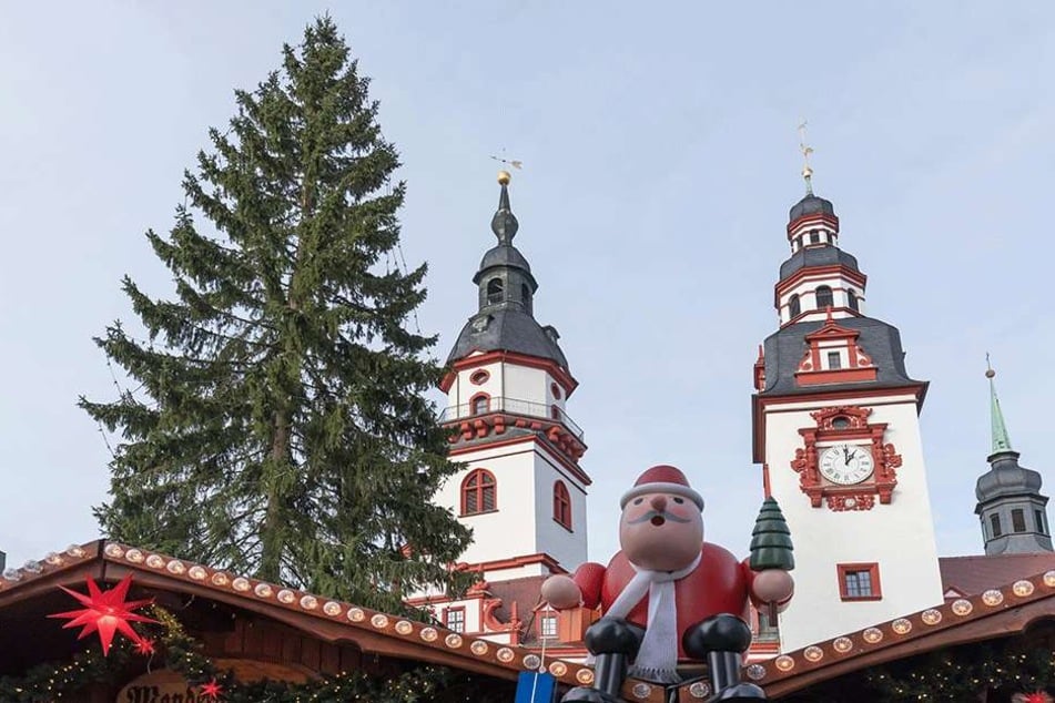 Schräge Nummer: Der große Weihnachtsbaum auf dem Chemnitzer Markt ist schief.