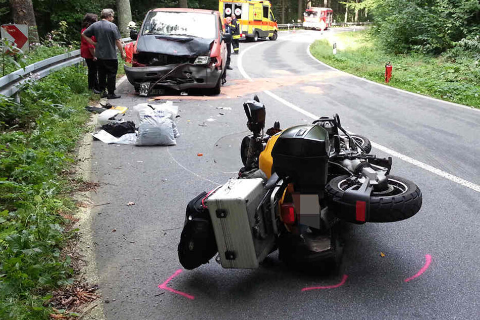 In einer Kurve kollidierten Motorrad und Auto miteinander.