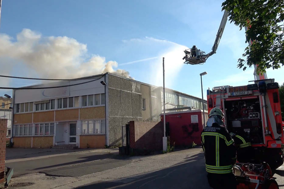 Mit Hilfe einer Drehleiter und mehrerer Löschfahrzeuge konnten die Kameraden den Brand schnell unter Kontrolle bringen.
