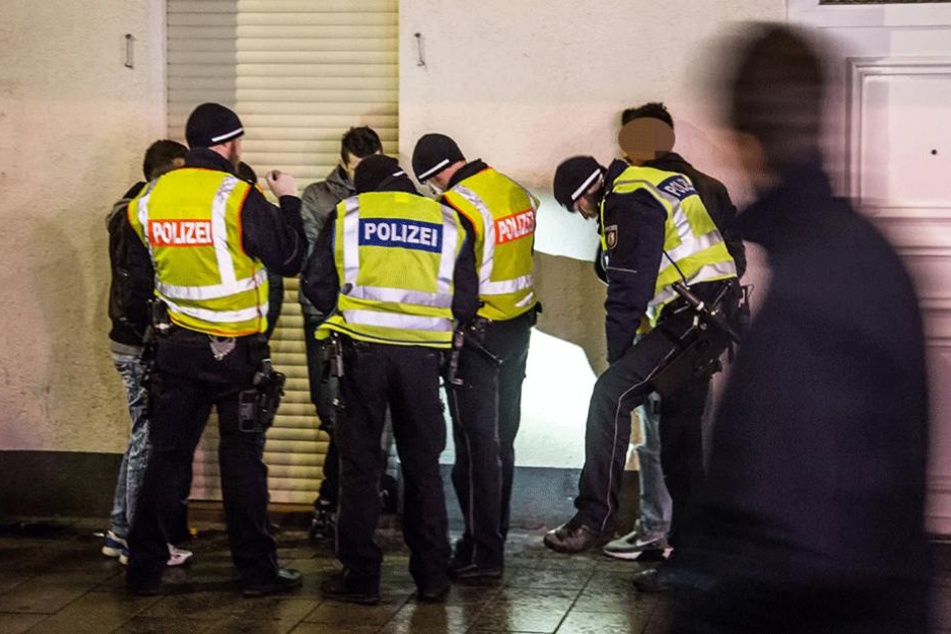 Bei einer Kontrolle schnappten die Polizisten einen mit Haftbefehl gesuchten Mann. (Symbolfoto)