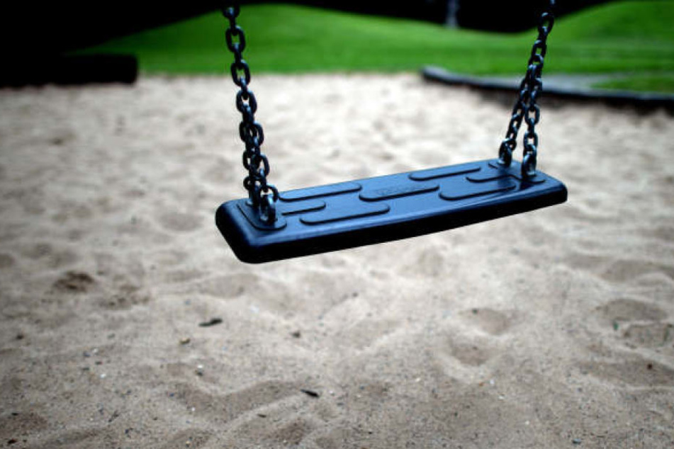 Einem Facebook-Post zufolge soll ein Mann an einem Spielplatz in Wittenberg versucht haben, Kinder in sein Auto zu locken. (Symbolbild)
