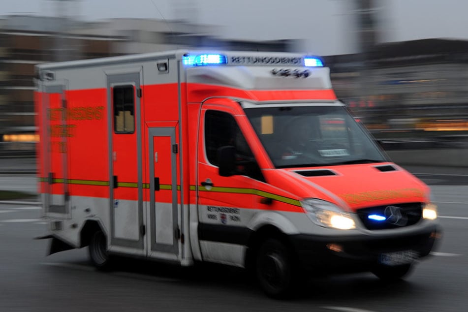 Das Mädchen lief auf die Straße, ohne dabei auf den Verkehr zu achten. Die Zwölfjährige wurde von einem Renault erfasst und schwer verletzt (Symbolbild).