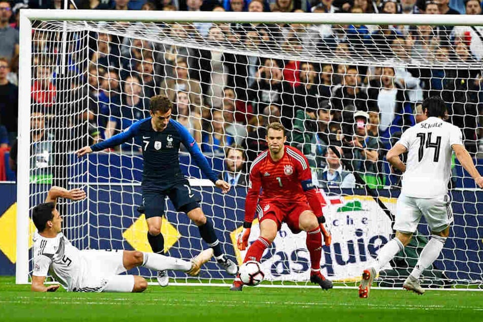 Ein Sinnbild für den deutschen Auftritt in der ersten Halbzeit: Mats Hummels (l.) klärt den Ball mit letztem Einsatz vor Frankreichs Sturmstar Antoine Griezmann (Zweiter von links). Manuel Neuer (Zweiter von rechts) und Nico Schulz (r.) schauen zu.