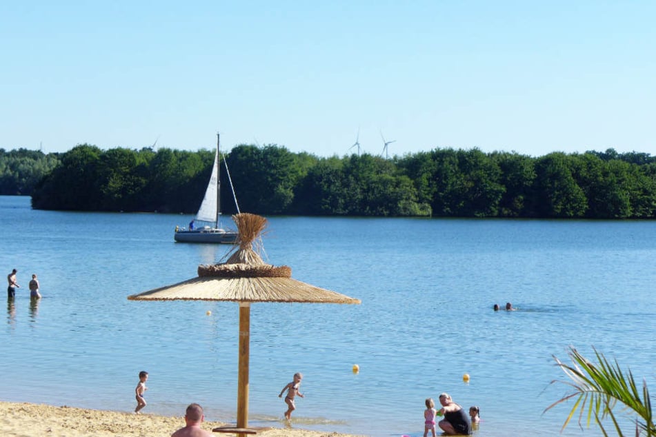 Bei sommerlichen Temperaturen zieht es viele Besucher an den See.