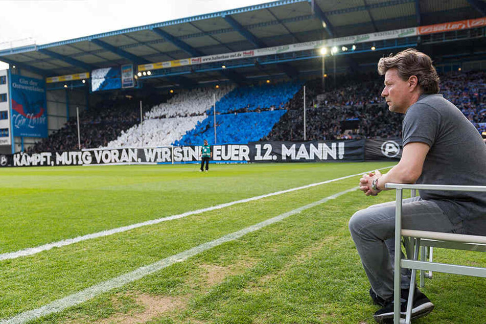 Die Ruhe vor dem Sturm: Cheftrainer Jeff Saibene genießt die Choreo der Arminia-Fans: "Kämpft, mutig voran, wir sind Euer 12. Mann!"