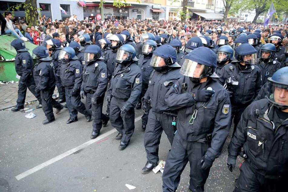 Polizisten beim Einsatz am 1. Mai in Berlin. Sie bekommen bald Verstärkung.