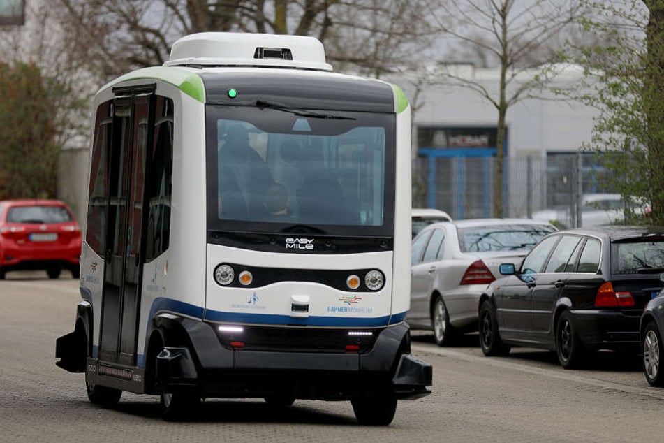 Ein autonom fahrender Bus von "easy mile" fährt über den Busbahnhof in Monheim.
