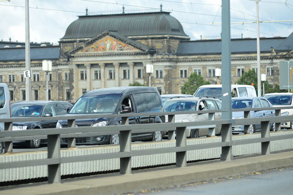 Stau auf der Carolabrücke stadteinwärts.