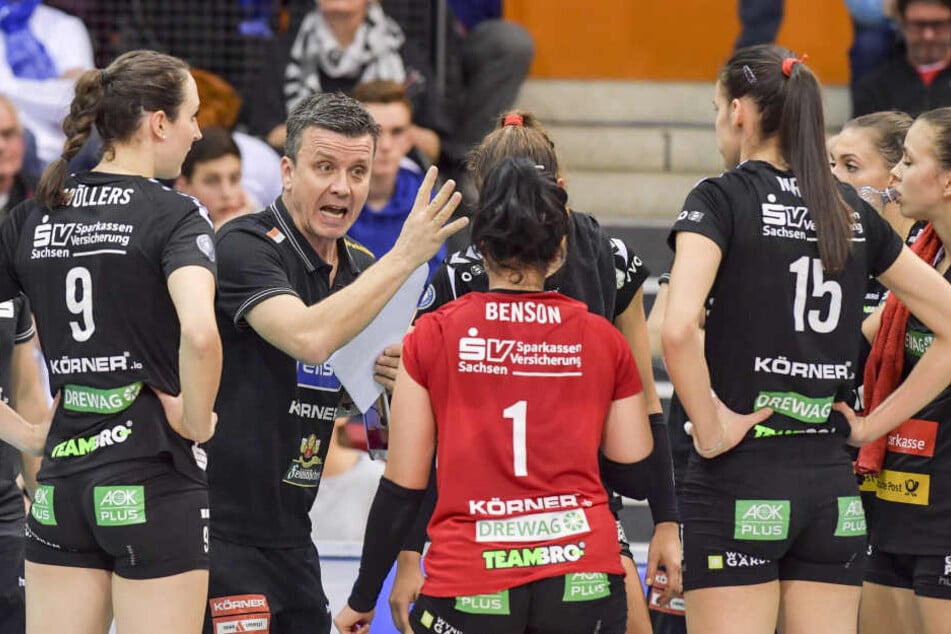Trainer Alexander Waibl versuchte, auf seine Spielerinnen einzuwirken, konnte aber nichts machen.