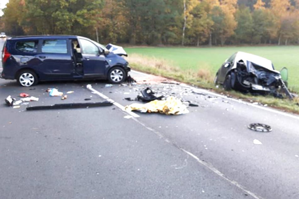 Die Trümmer lassen nur erahnen, wie schwer der Zusammenstoß der beiden Autos gewesen sein muss.