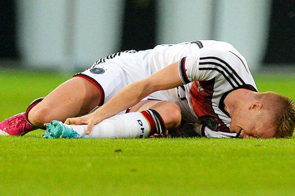 Im letzten Testspiel vor der WM 2014 (6:1 gegen Armenien) verletzte sich Marco Reus kurz vor der Pause. Diagnose: Syndesmosebandanriss, WM-Ausfall!