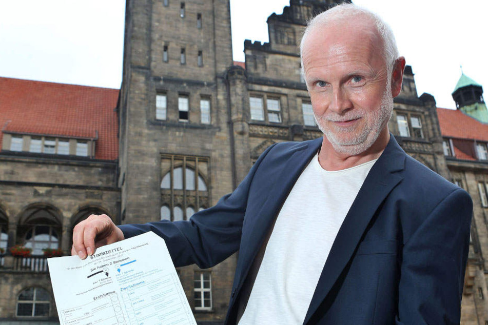 Rainer Hausding (55), Leiter der Wahlbehörde, erklärt den Stimmzettel.