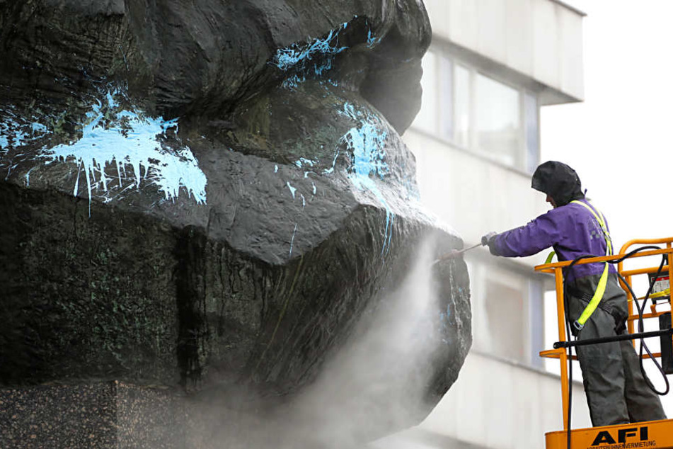 Der dichte Wasser-Nebel über dem Nischel lockte immer wieder Schaulustige an.