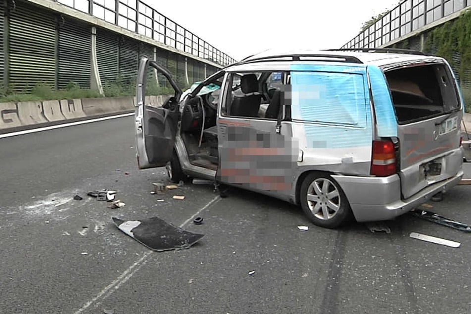 Der Kleintransporter hatte sich überschlagen, der Fahrer war betrunken.