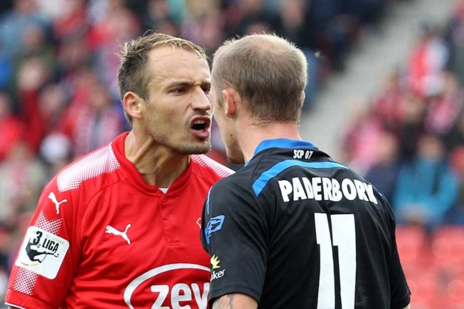 FSV-Kapitän Toni Wachsmuth (l.) wurde gegenüber Paderborns Sven Michel ziemlich laut.