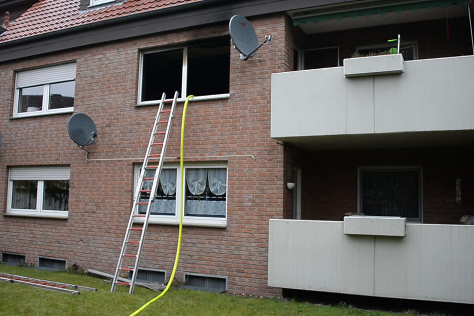 Die Feuerwehrleute mussten über Leitern ins Haus einsteigen. Die Türen waren verschlossen.