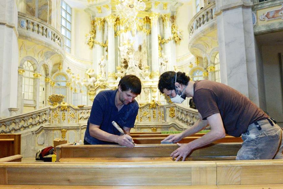 Das Gestühl der Frauenkirche wird gereinigt.