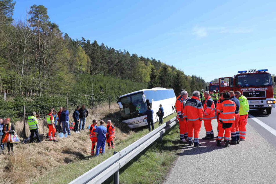 Nach dem die Feuerwehr die Reisenden aus dem Bus befreit hat, entspannte sich die Lage.