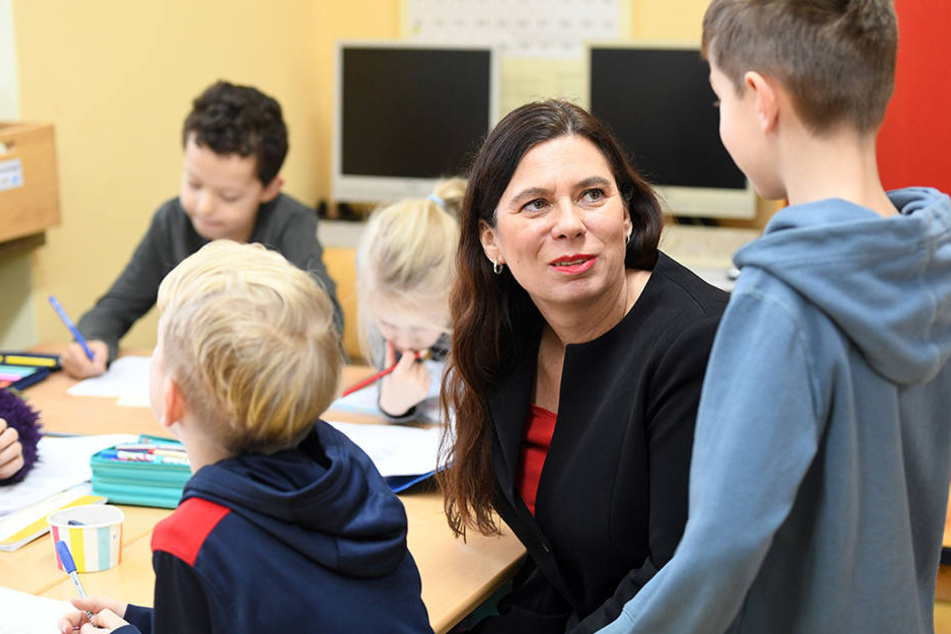 SPD-Bildungssenatorin Sandra Scheeres (48) findet die Broschüre sehr gut.