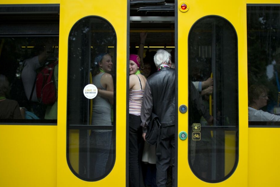 Die Auseinandersetzung ereignete sich in der Straßenbahnlinie 11. (Symbolbild)