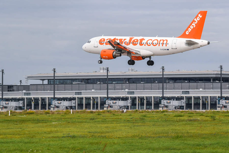Ein Passagierflugzeug der britischen Billigfluggesellschaft easyJet landet in Berlin.
