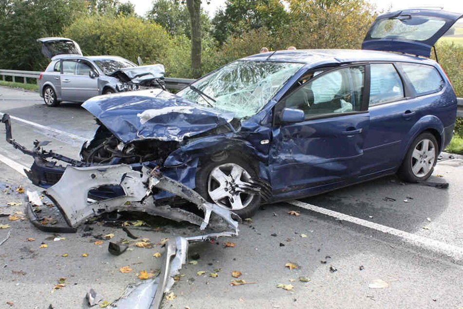 Der blaue Ford Focus und der silberne Opel Signum waren nach dem Crash beide komplett Schrott.