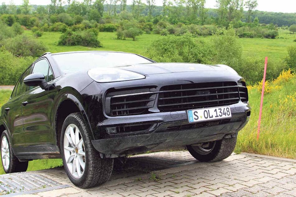 Der Cayenne erklimmt den Offroad-Hügel - nebenan wird das offene Klassenzimmer entstehen, von dem aus die Schüler das ganze Porsche-Biotop überblicken können.