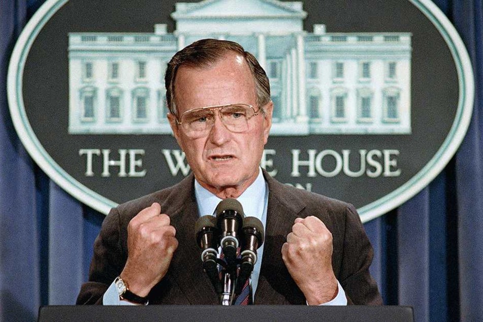Der damalige US-Präsident George H.W. Bush gibt im Weißen Haus eine Pressekonferenz.