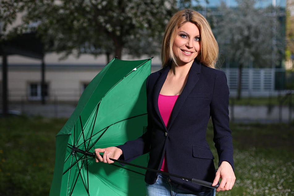 Bei Platzregen hat Wetterfee Maira Rothe (37) gut Lachen: Sie wappnet sich mit einem Schirm.