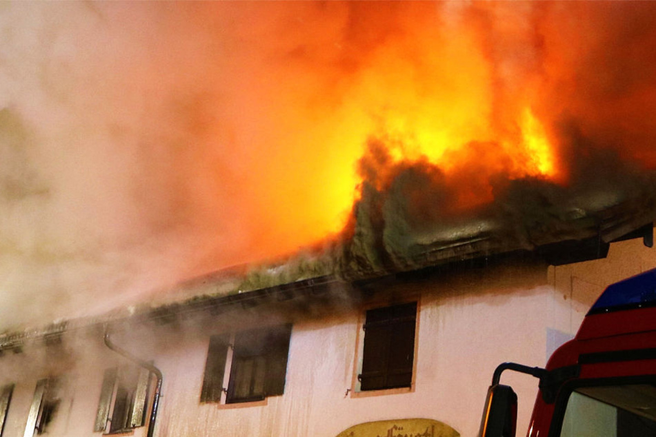 Zeugen gaben an, dass es vor dem Feuer eine Explosion in dem Haus gegeben habe (Symbolbild).