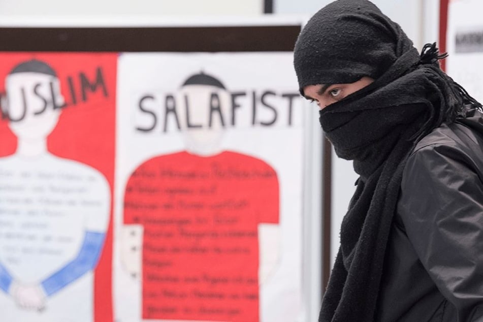In einem Rollenspiel hat sich ein Schüler der Gerhart-Hauptmann-Schule am 12. Mai im Rahmen des Projekts "Wir gegen Salafismus" als Islamist verkleidet. Im kritischen Dialog sollen die Schüler so erkennen, wie sie Anwerbeversuchen von Salafisten entgegnen