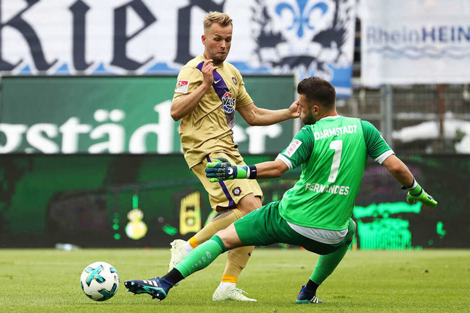 Großchance vergeben: Aue-Stürmer Pascal Köpke bleibt an Darmstadts Torwart Daniel Heuer Fernandes hängen!