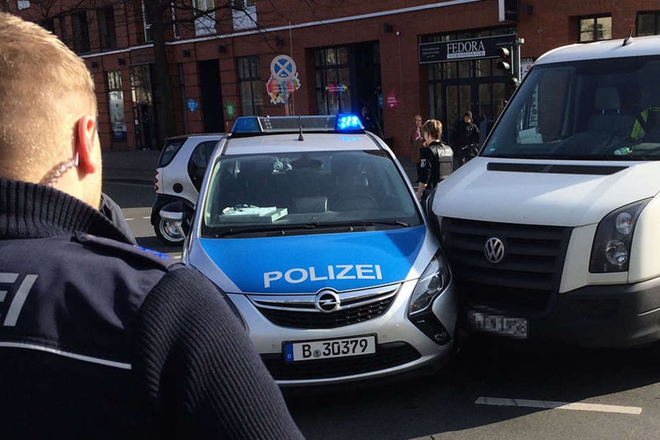 Der Autofahrer nahm dem Streifenwagen in einem Kreisverkehr die Vorfahrt. (Symbolbild)