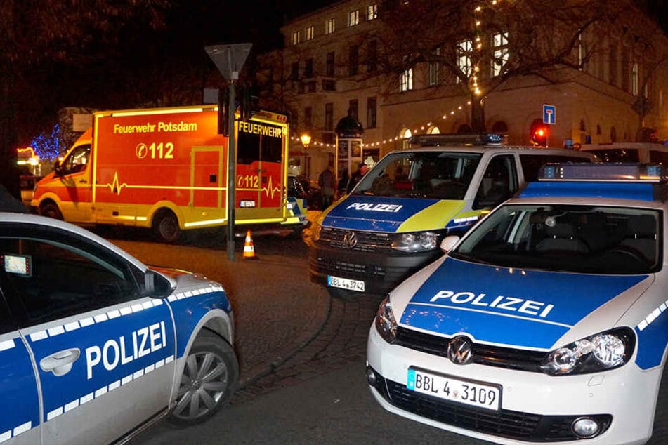 Spezialkräfte der Polizei untersuchten den verdächtigen Gegenstand und sperrte einen angrenzenden Weihnachtsmarkt.