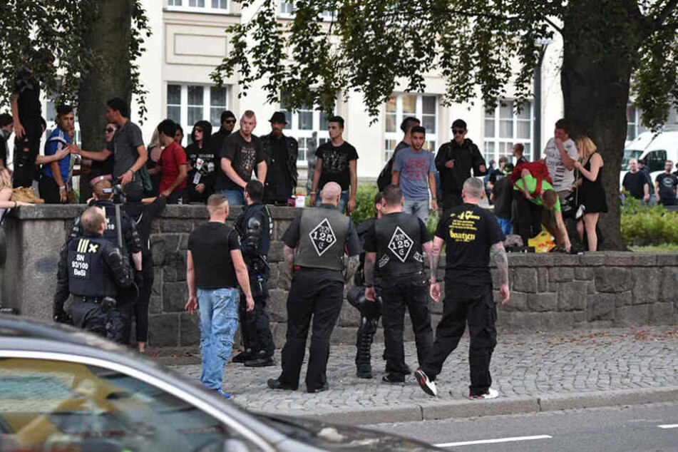 Rechte und Linke stehen sich pöbelnd und gegenseitig provozierend gegenüber.