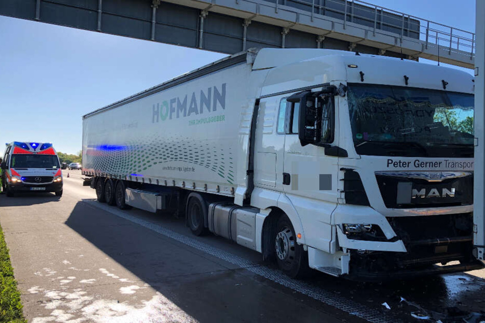 Beinahe wäre noch ein dritter Lkw in die Unfallfahrzeuge gecrasht.