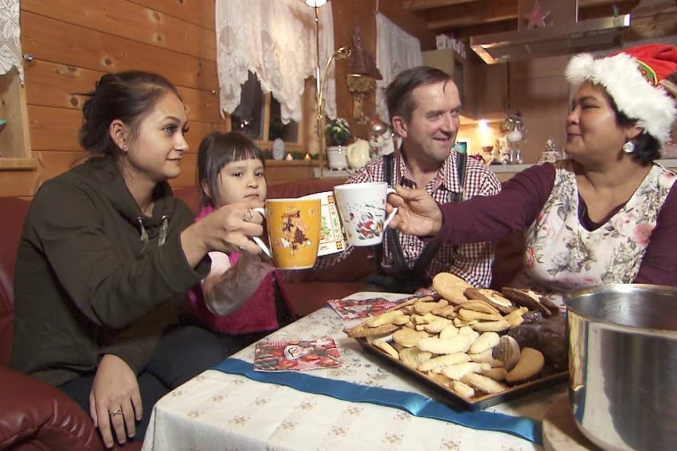 Weihnachten bei Narumol und Josef! Sitzt die Familie bald zu fünft am Tisch?