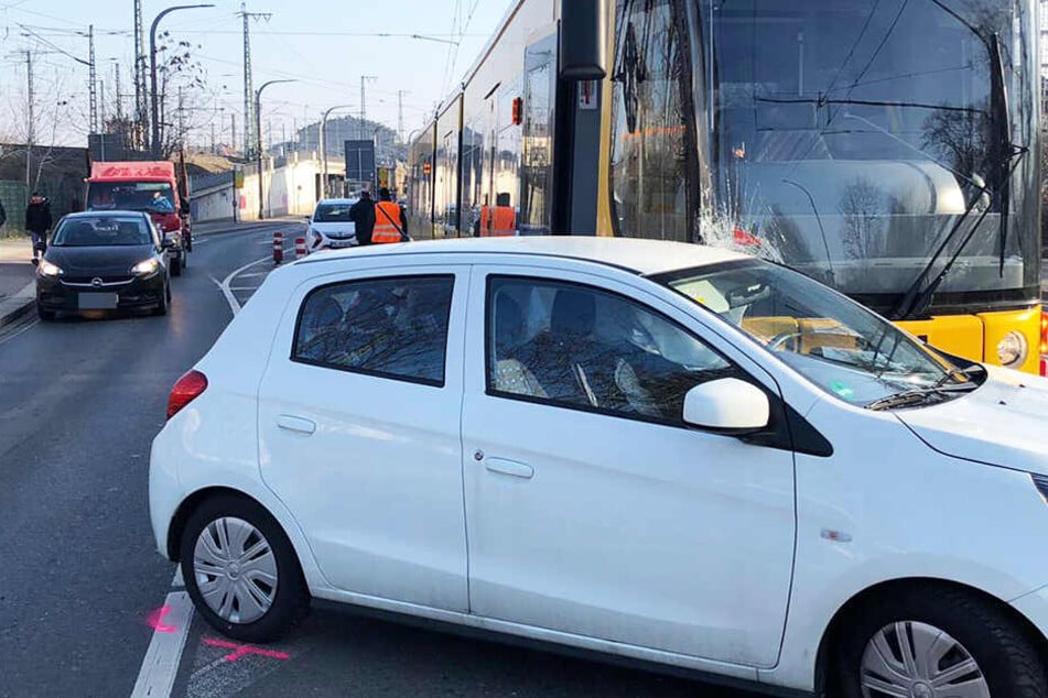 Die Bahn konnte nach dem verbotenen U-Turn des Autos nicht mehr bremsen und krachte in den Wagen.