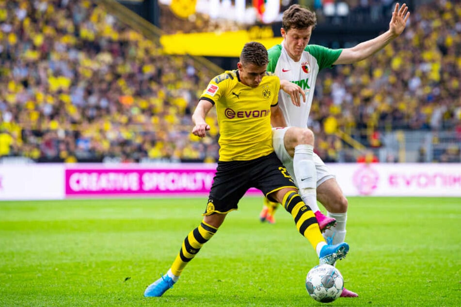 Michael Gregoritsch (r.) kam in dieser Saison bis auf eine Ausnahme nie über 90 Minuten zum Einsatz. Hier duelliert er sich am 1. Spieltag mit Dortmunds Thorgan Hazard.